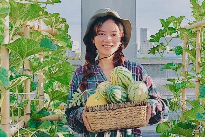 Khu vuon xanh ngat, cung cap rau cu cho ngay dich cua vo chong tre hinh anh
