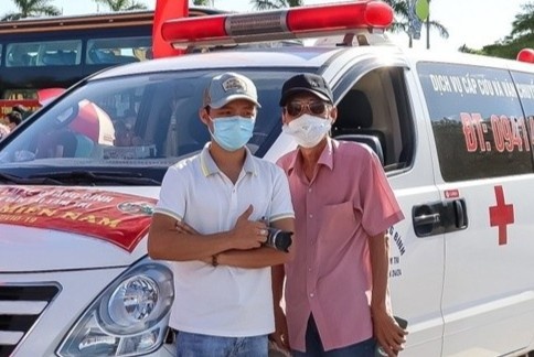 Cha con chay xe tu Quang Binh vao TP.HCM cho F0, phat com tu thien hinh anh
