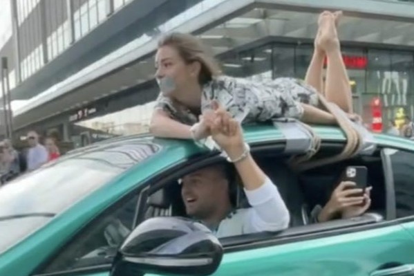 Troi ban gai tren noc oto de quay video, blogger Nga bi dieu tra hinh anh