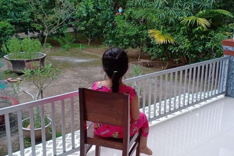 Chien si cong an chi dam nhin con tu xa khi ve tham nha hinh anh