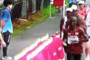 VDV marathon gay phan no khi pha quay tiep nuoc o Olympic hinh anh