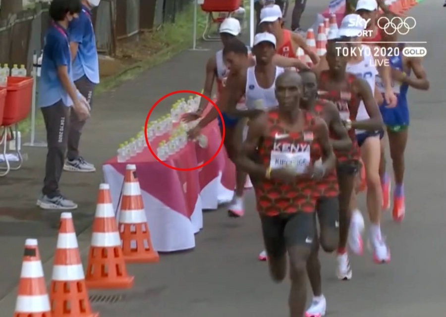 vđv marathon hất đổ nước ảnh 1 vdv marathon hat do nuoc anh 1