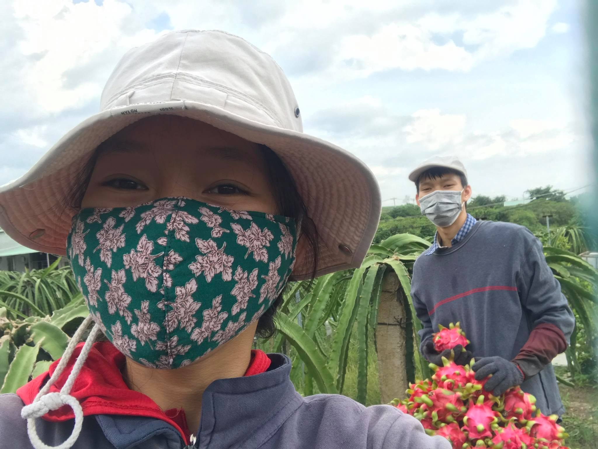 Nghi dich, co gai roi TP.HCM ve que cham vuon, di lam thue voi cha hinh anh