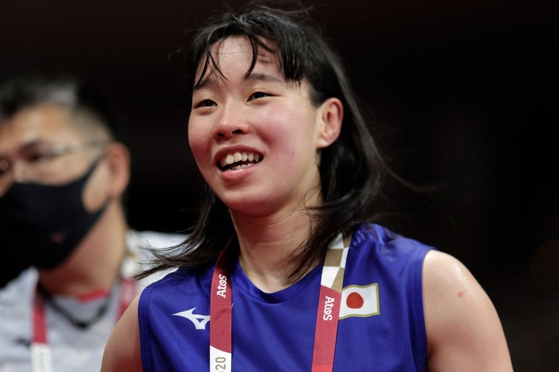 Vo si Nhat Ban vua gianh HCV Olympic bi mia mai kho lay chong hinh anh