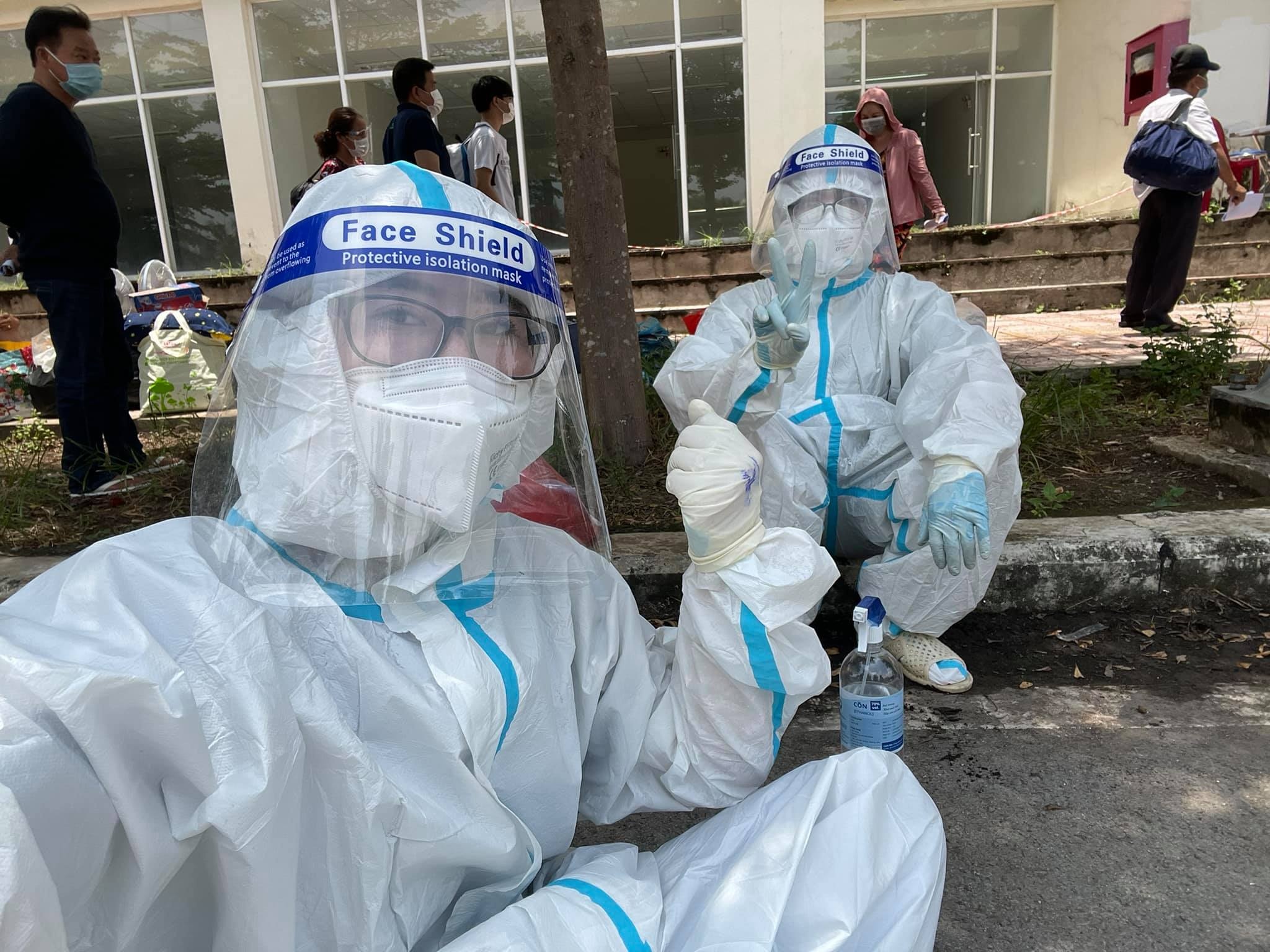 nu dieu duong quay video lam giay thong hanh anh 1