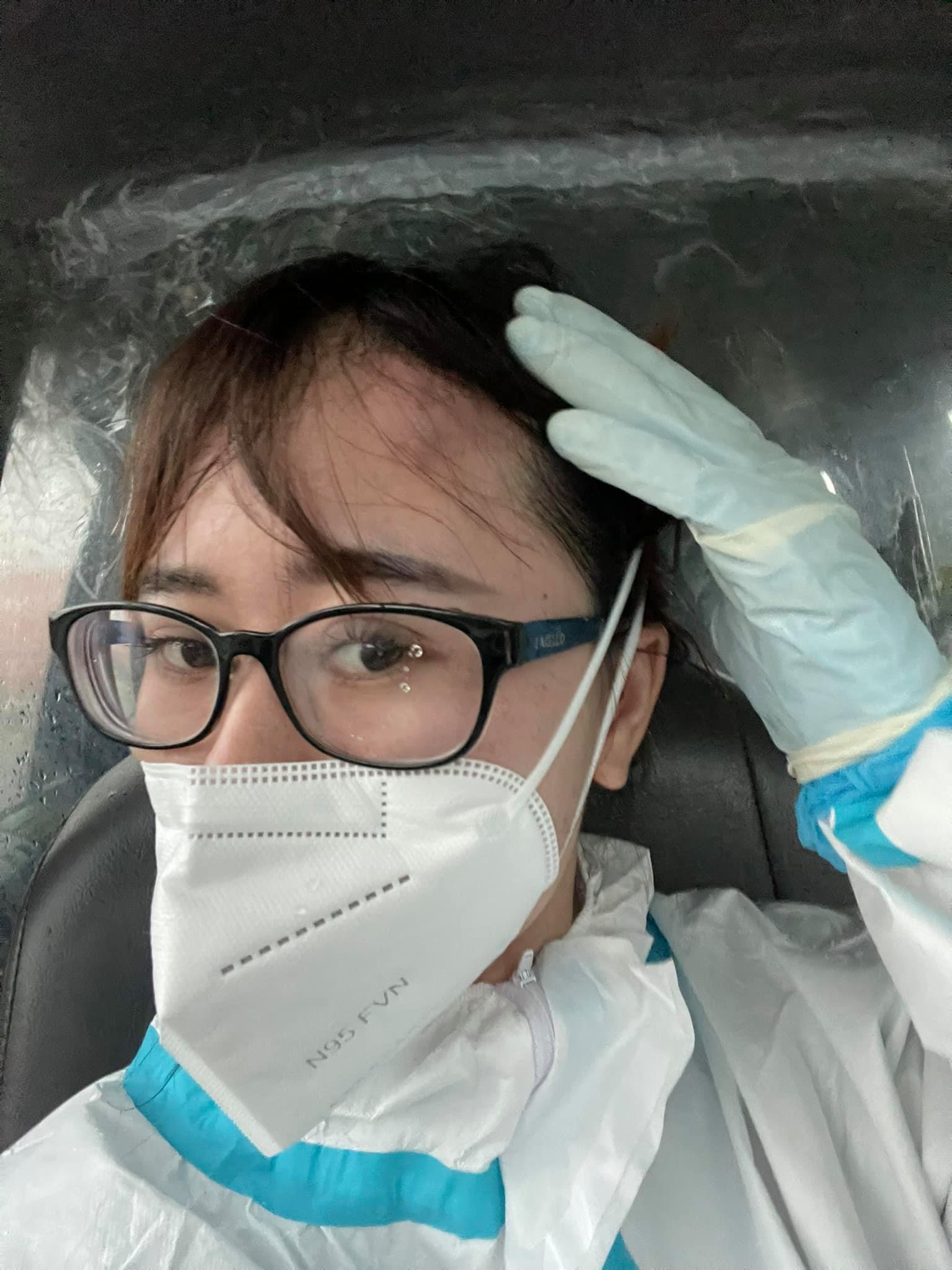 nu dieu duong quay video lam giay thong hanh anh 2