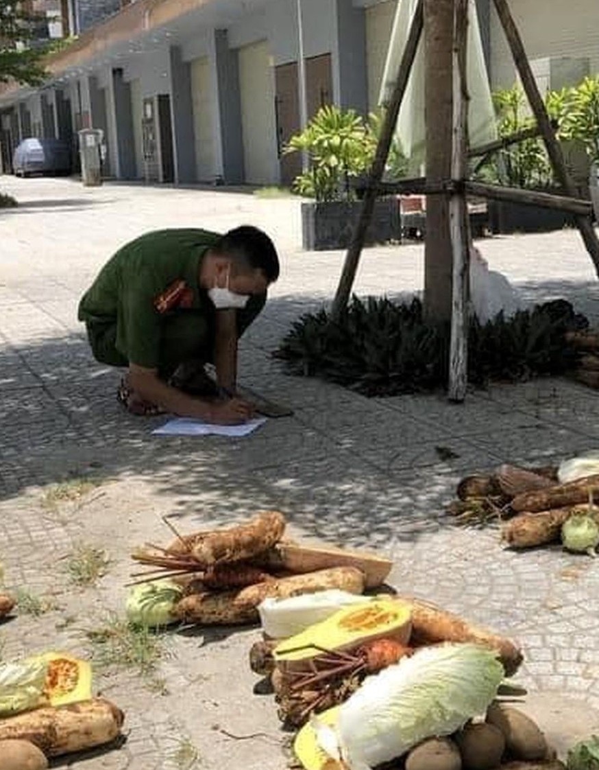 cong an phan chia rau cu cho nguoi dan anh 1