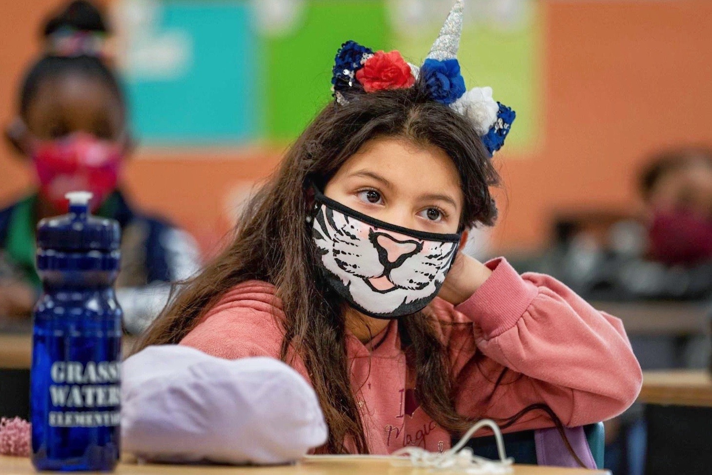 Chiec khau trang gay chia re truong hoc My hinh anh