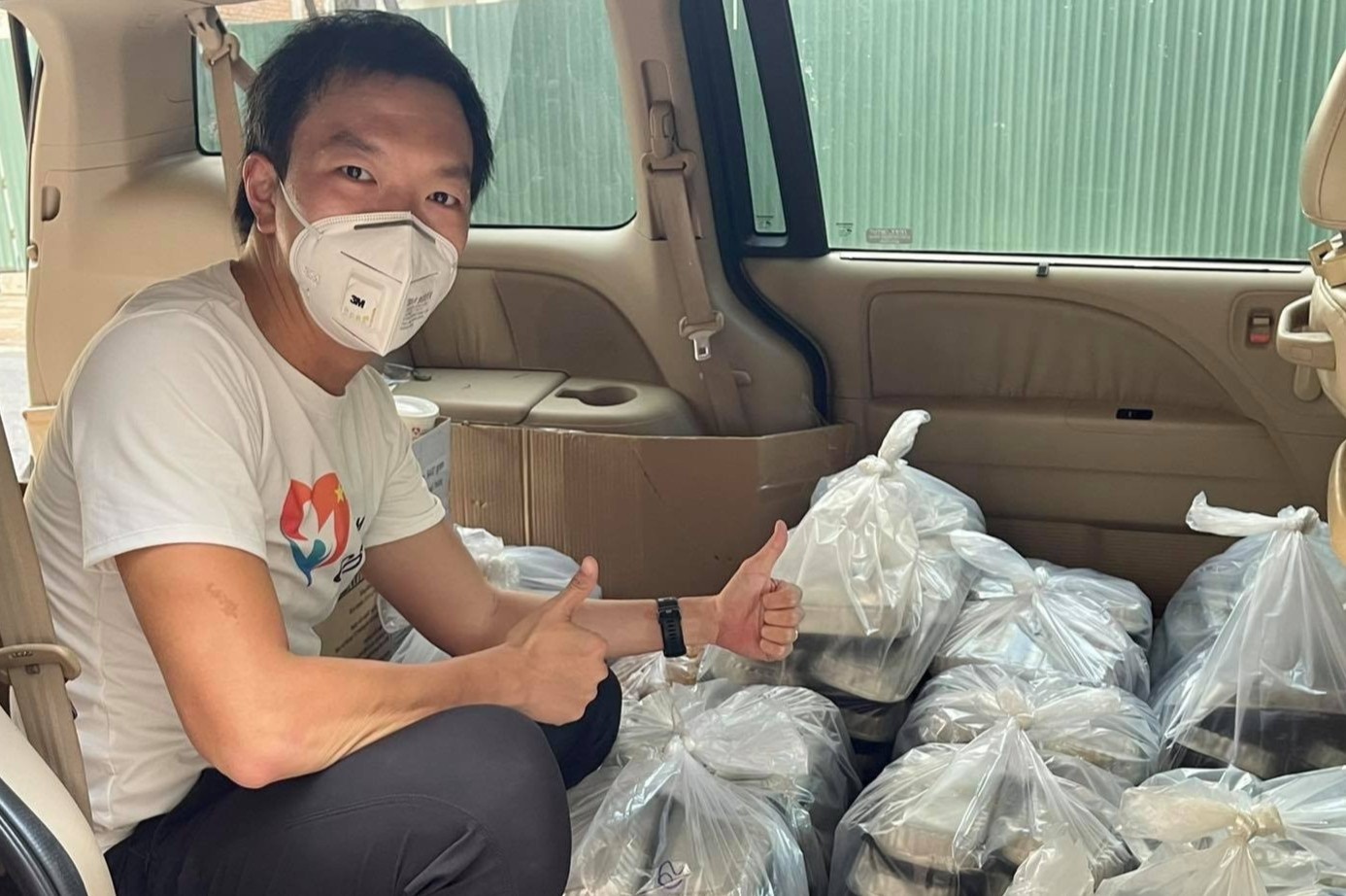 Gia dinh 8 F0 o TP.HCM khoi benh, con trai di dua com, tra on bac si hinh anh