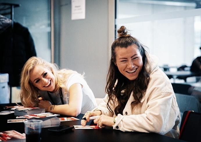 nu cau thu cong khai ban gai anh 8