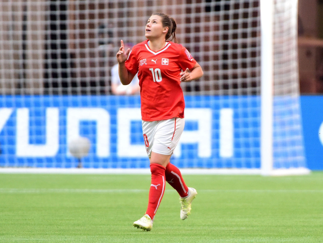 nu cau thu cong khai ban gai anh 7