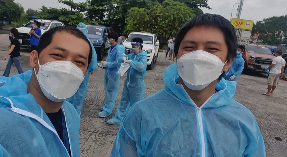 hai anh em cung di chong dich anh 1