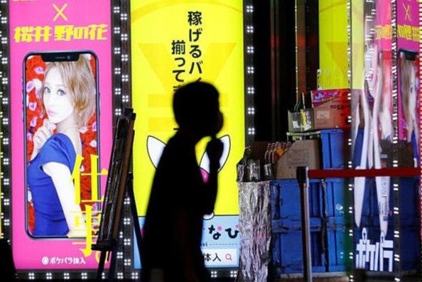 Ruou van chay sau canh cua dong kin cua cac quan bar o Tokyo hinh anh