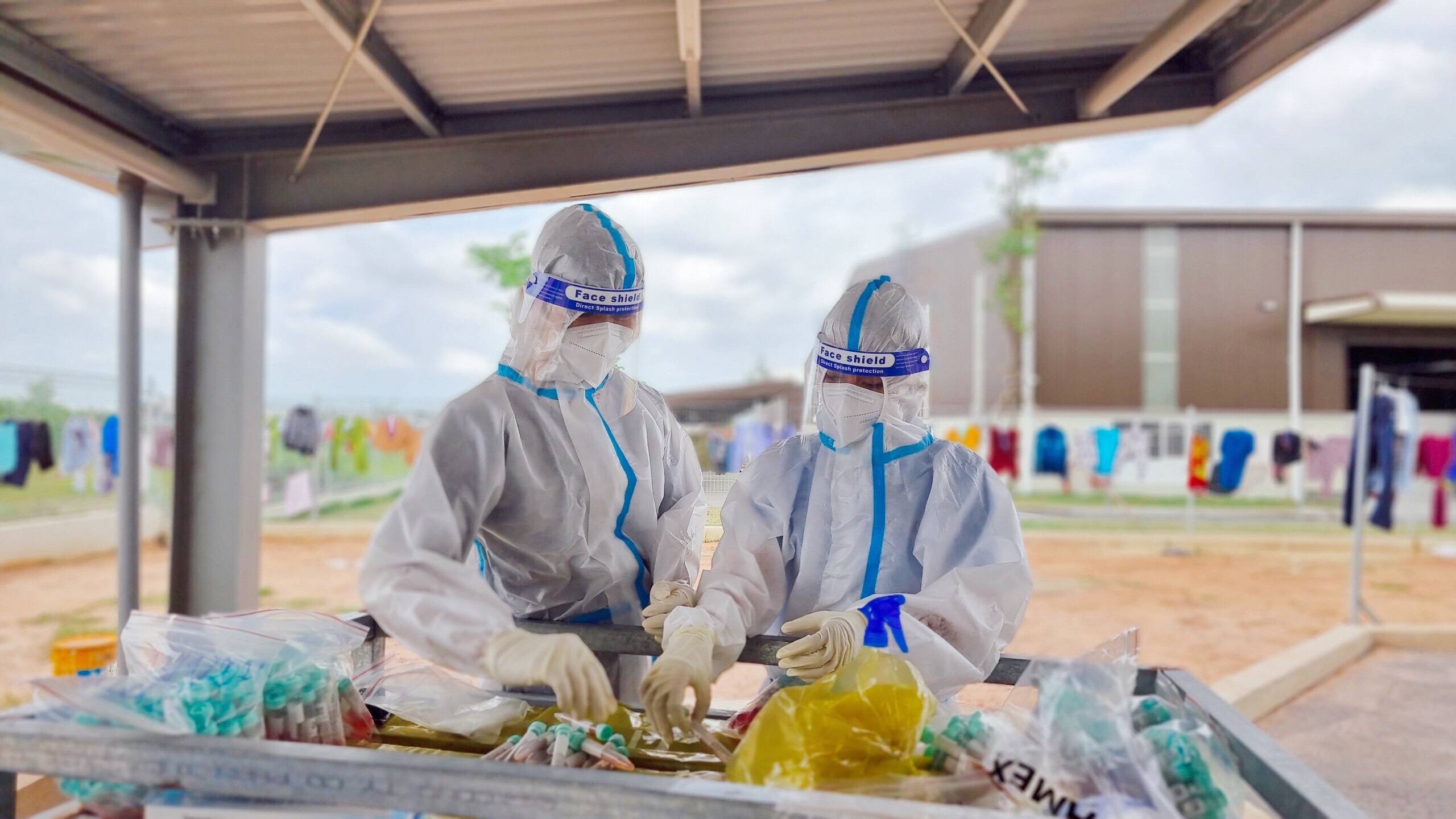 vợ chồng cùng đi chống dịch ảnh 3 vo chong cung di chong dich anh 3