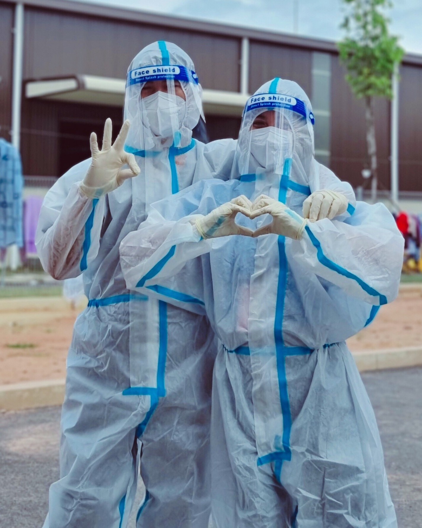 vợ chồng cùng đi chống dịch ảnh 2 vo chong cung di chong dich anh 2