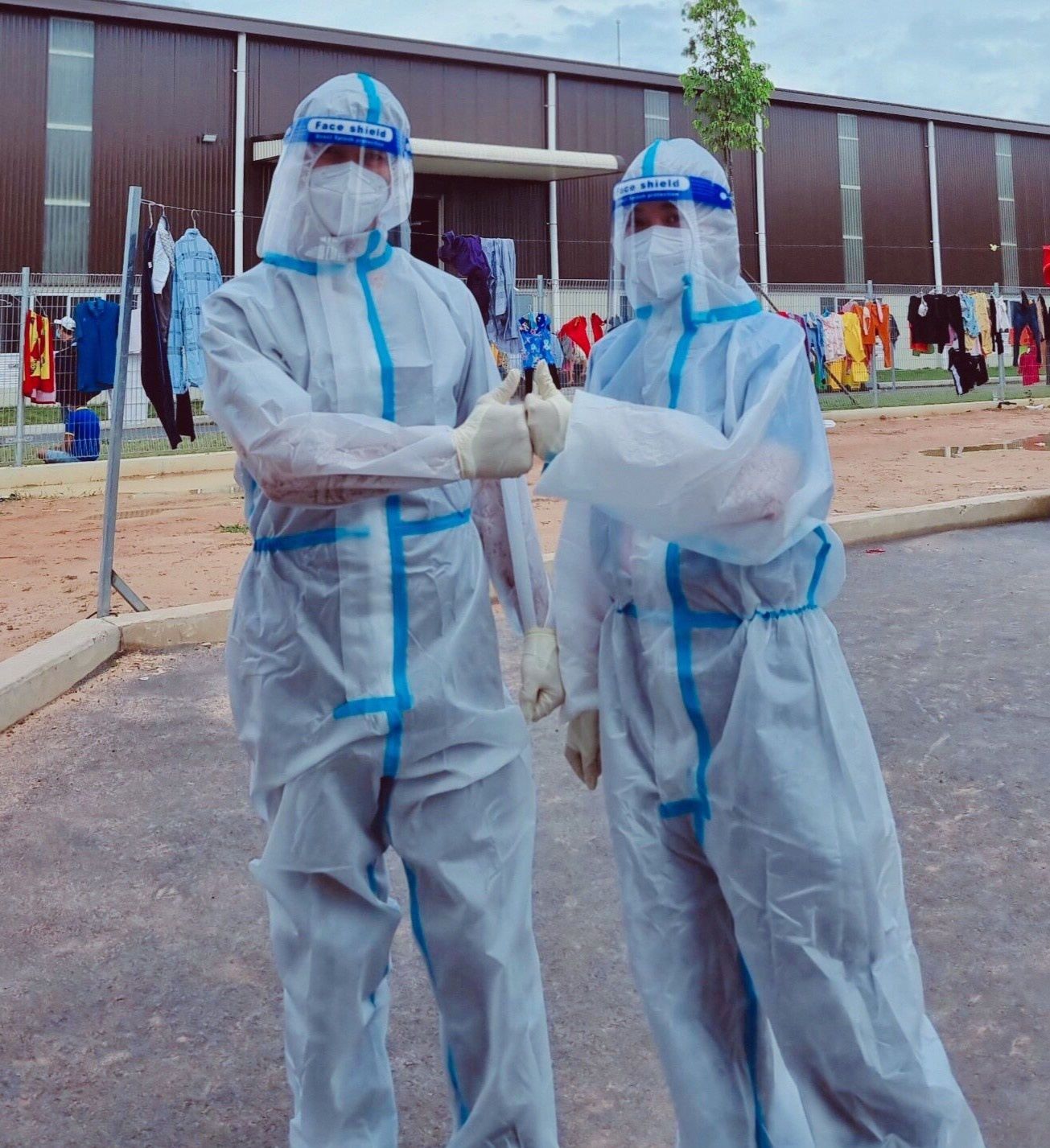 vợ chồng cùng đi chống dịch ảnh 4 vo chong cung di chong dich anh 4