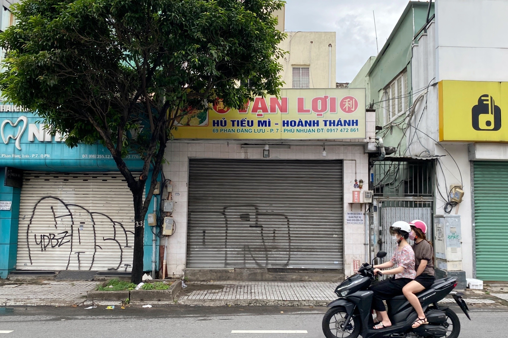 đội mưa xếp hàng mua thức ăn ảnh 9 doi mua xep hang mua thuc an anh 9