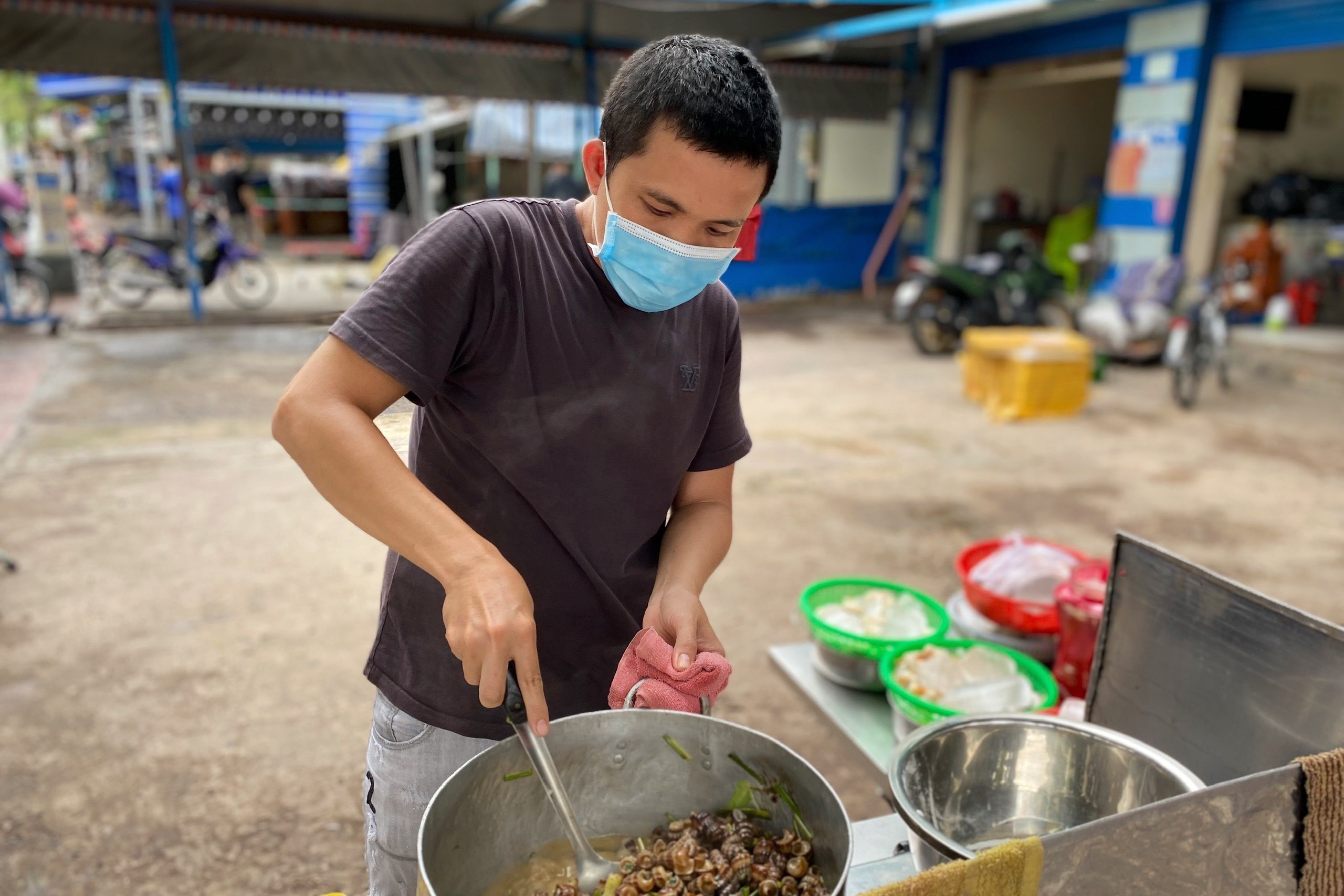 doi mua xep hang mua thuc an anh 7