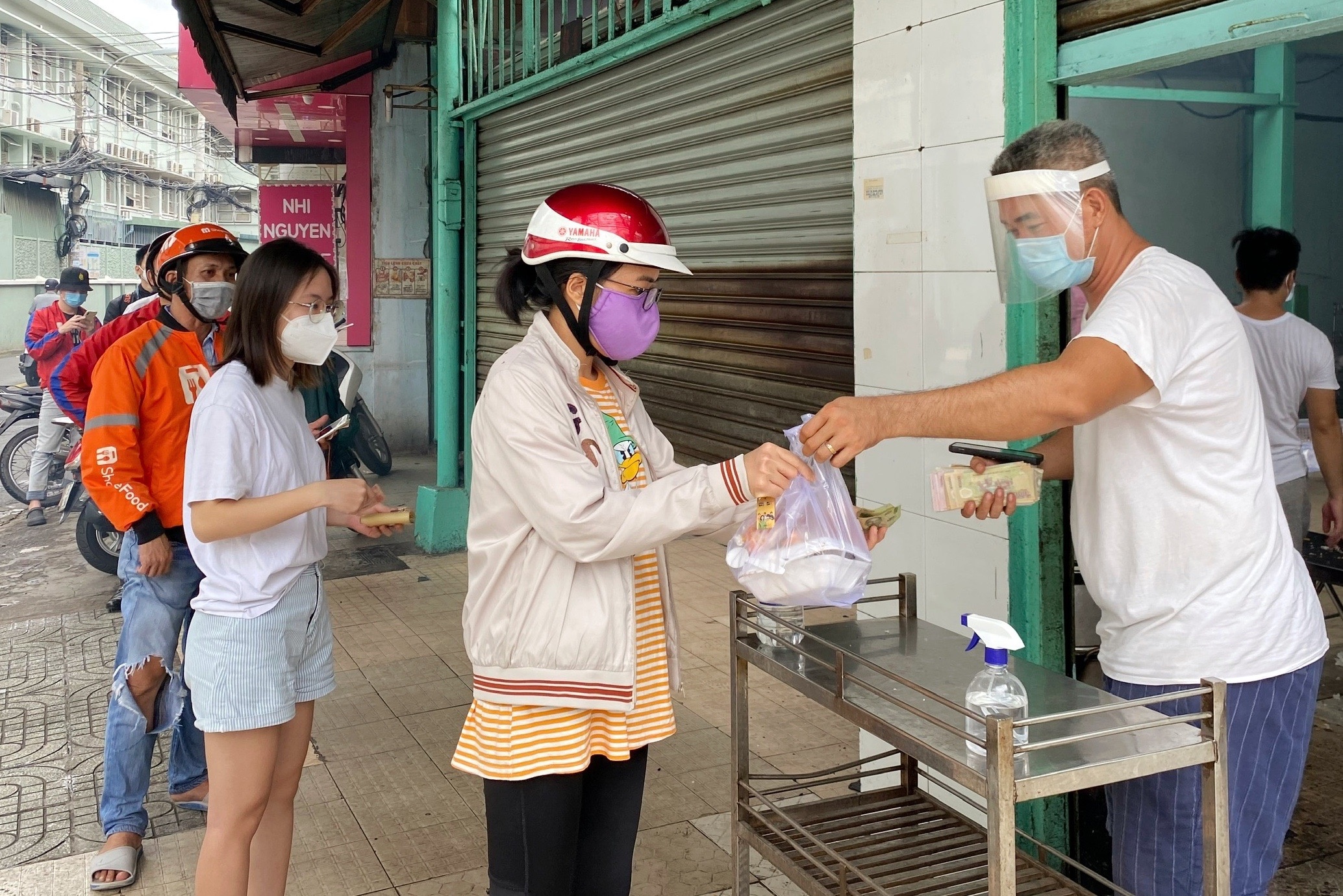 doi mua xep hang mua thuc an anh 5