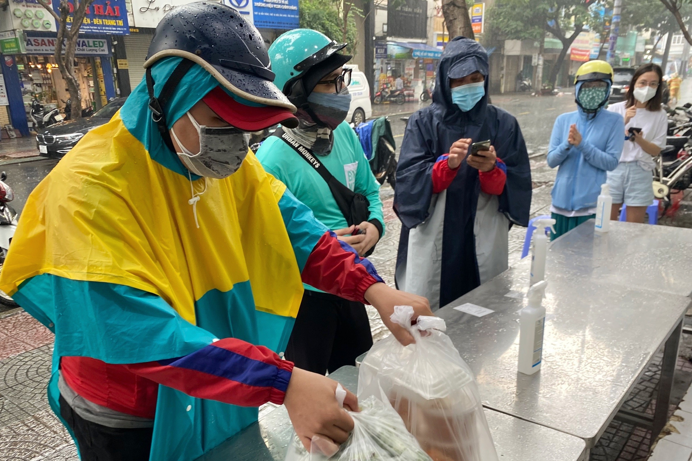 đội mưa xếp hàng mua thức ăn ảnh 3 doi mua xep hang mua thuc an anh 3