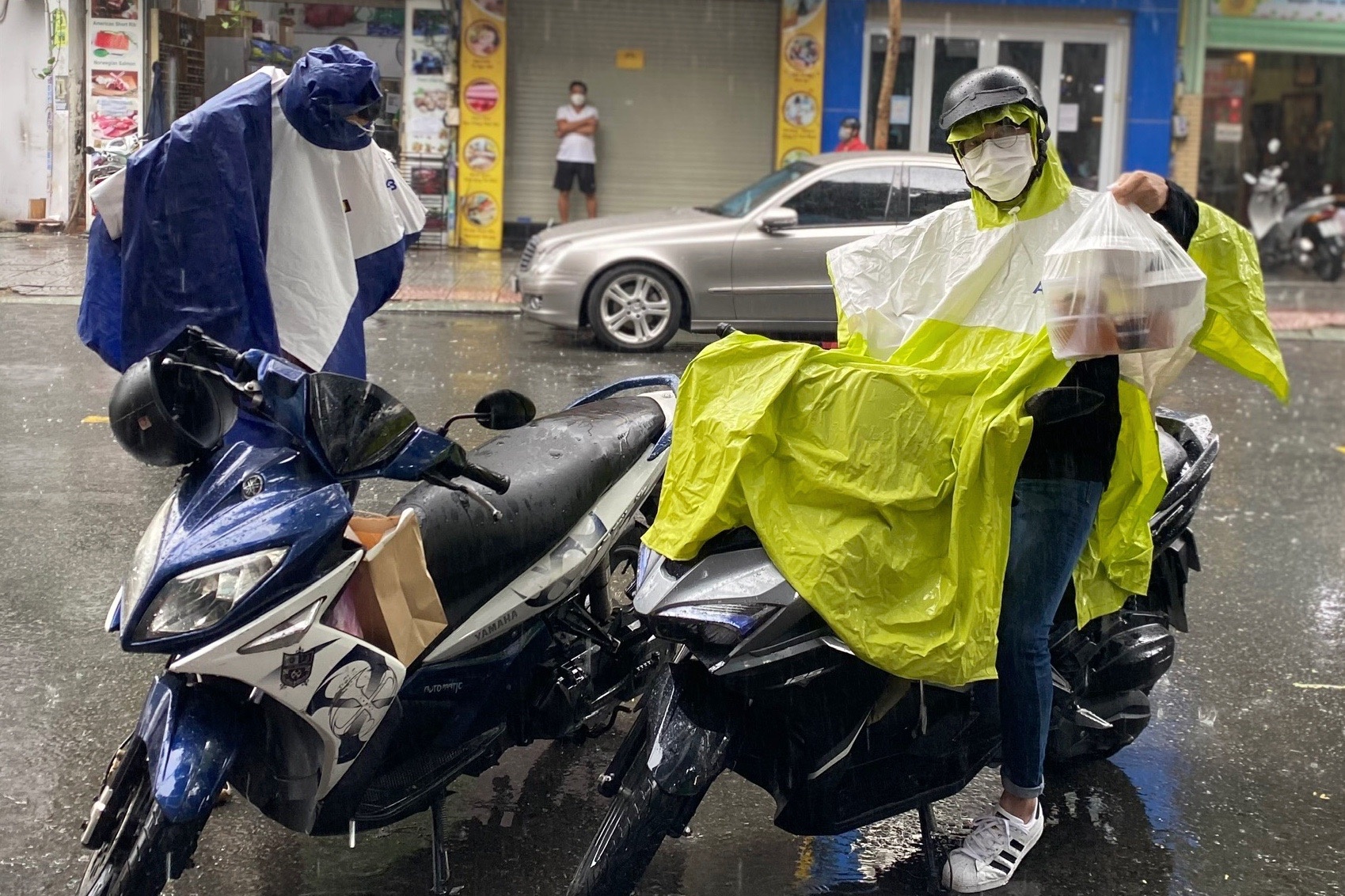 đội mưa xếp hàng mua thức ăn ảnh 4 doi mua xep hang mua thuc an anh 4