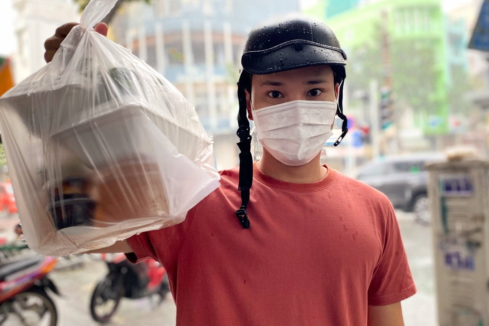 Khach xep hang mua pho Phu Vuong, com tam Ba Ghien, banh mi Huynh Hoa hinh anh