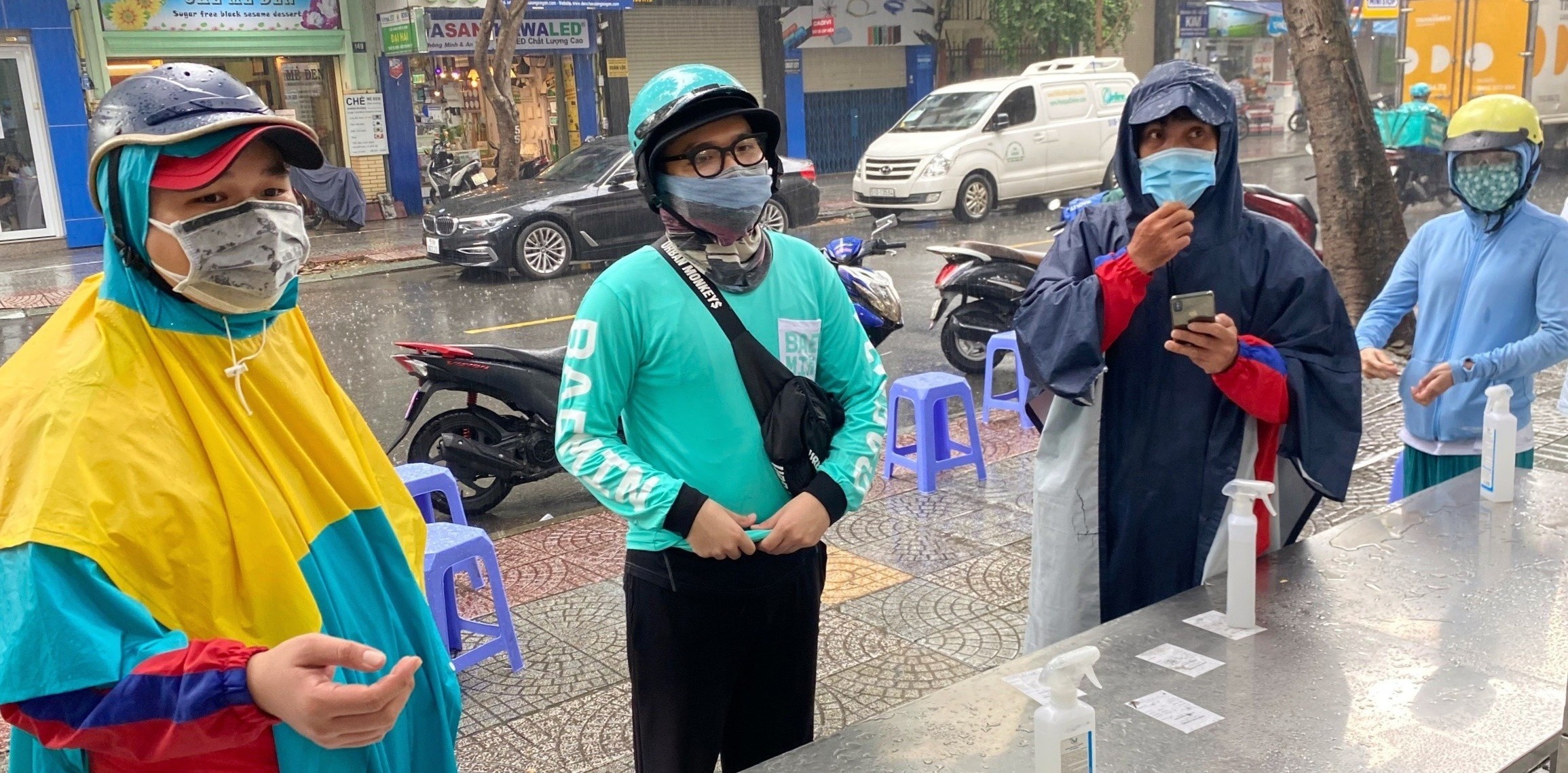 doi mua xep hang mua thuc an anh 1