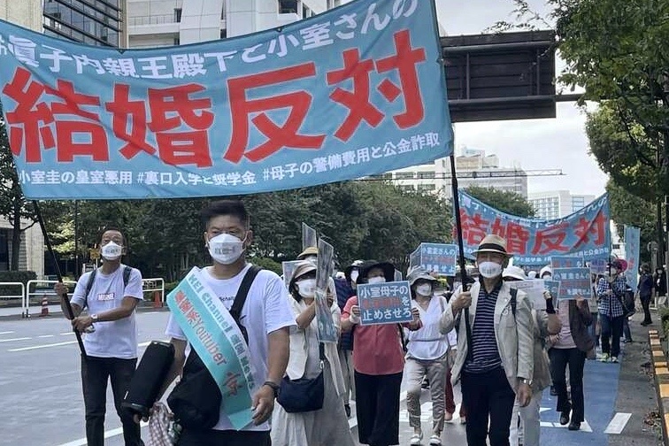 Nhieu nguoi Nhat bieu tinh, phan doi dam cuoi cua Cong chua Mako hinh anh