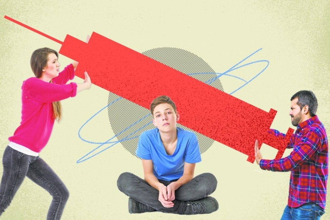 Cha me My dua nhau ra toa vi chuyen dua con di tiem vaccine hinh anh