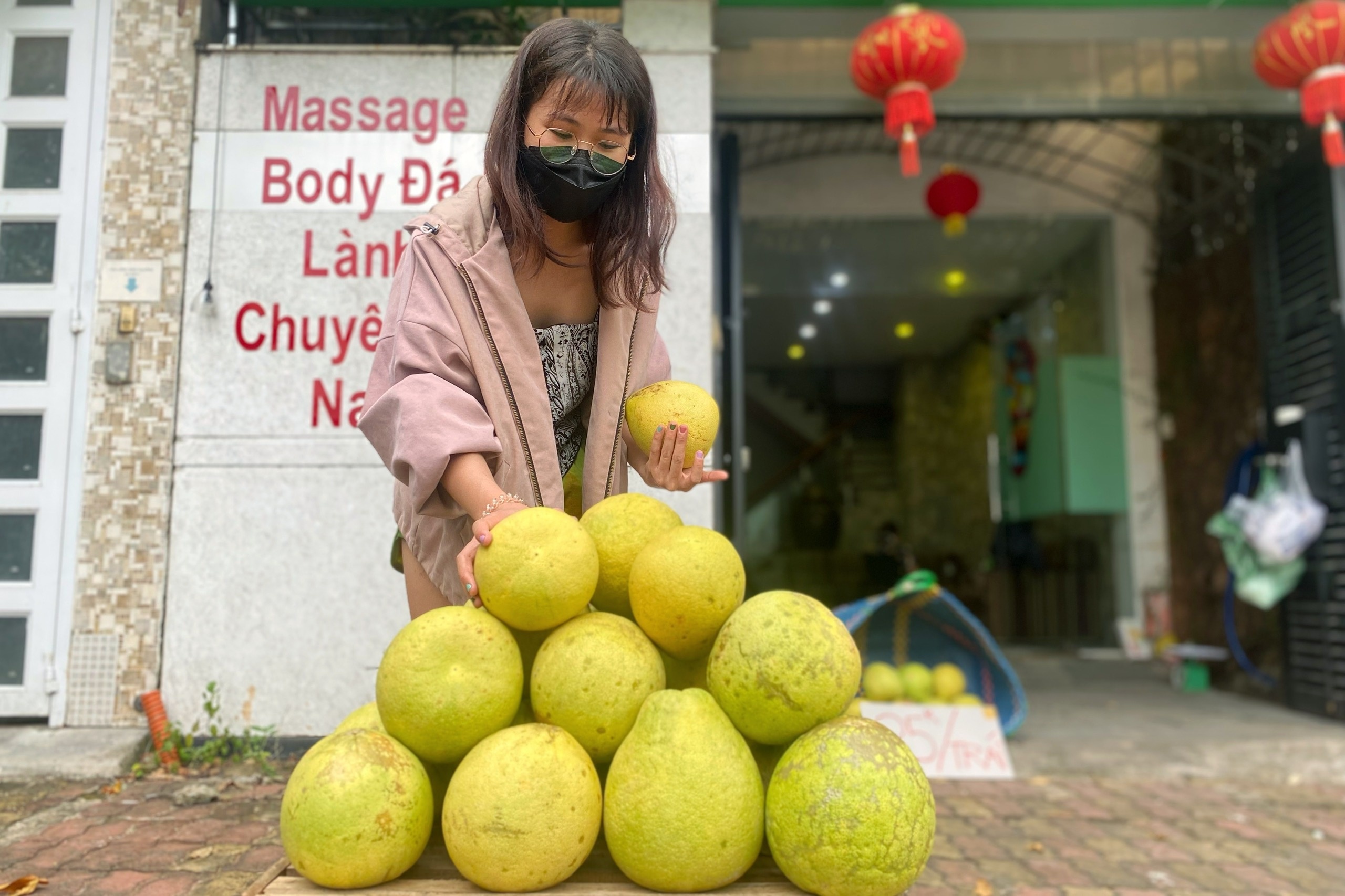 chu shop quan ao ban trai cay anh 2