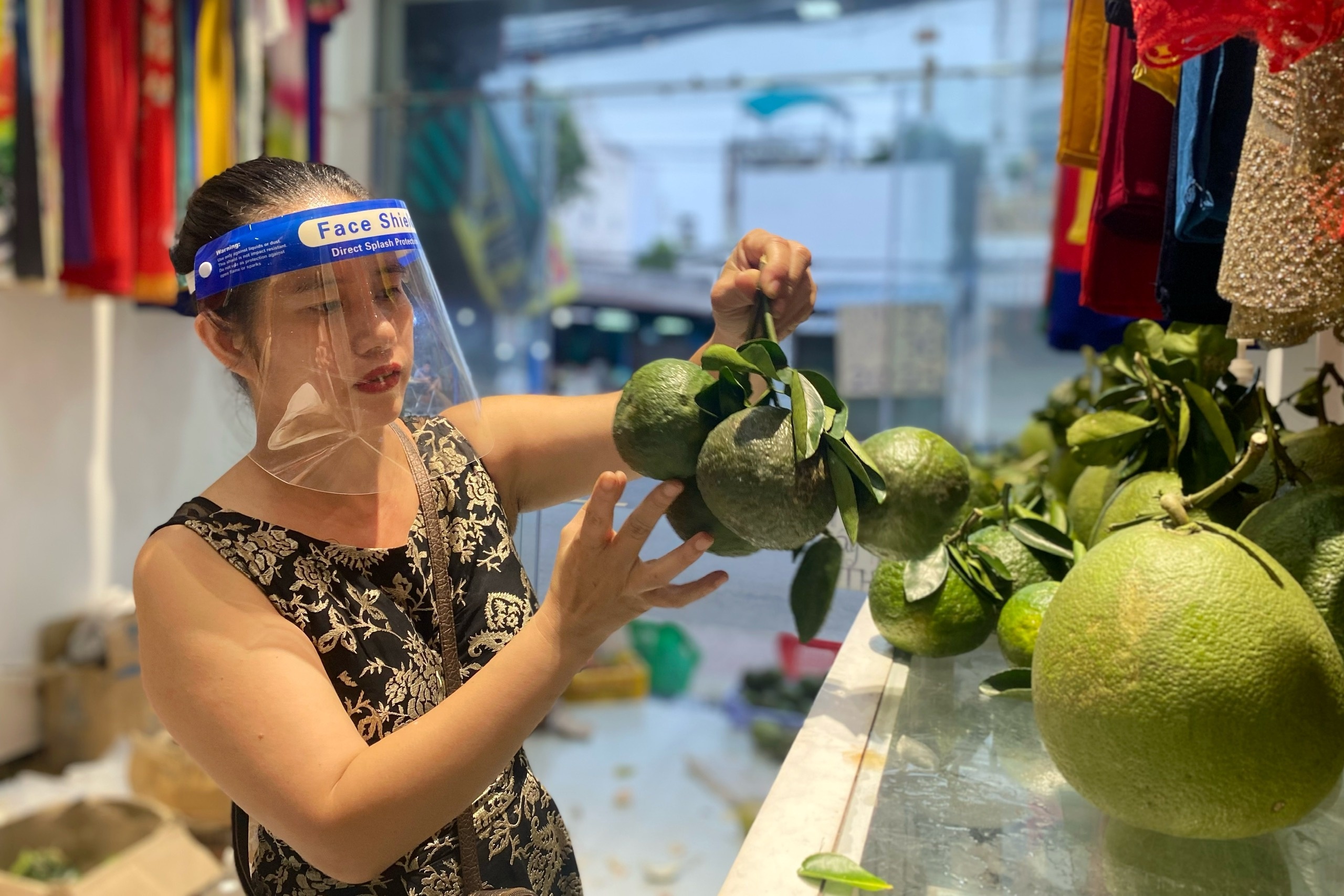 chu shop quan ao ban trai cay anh 4