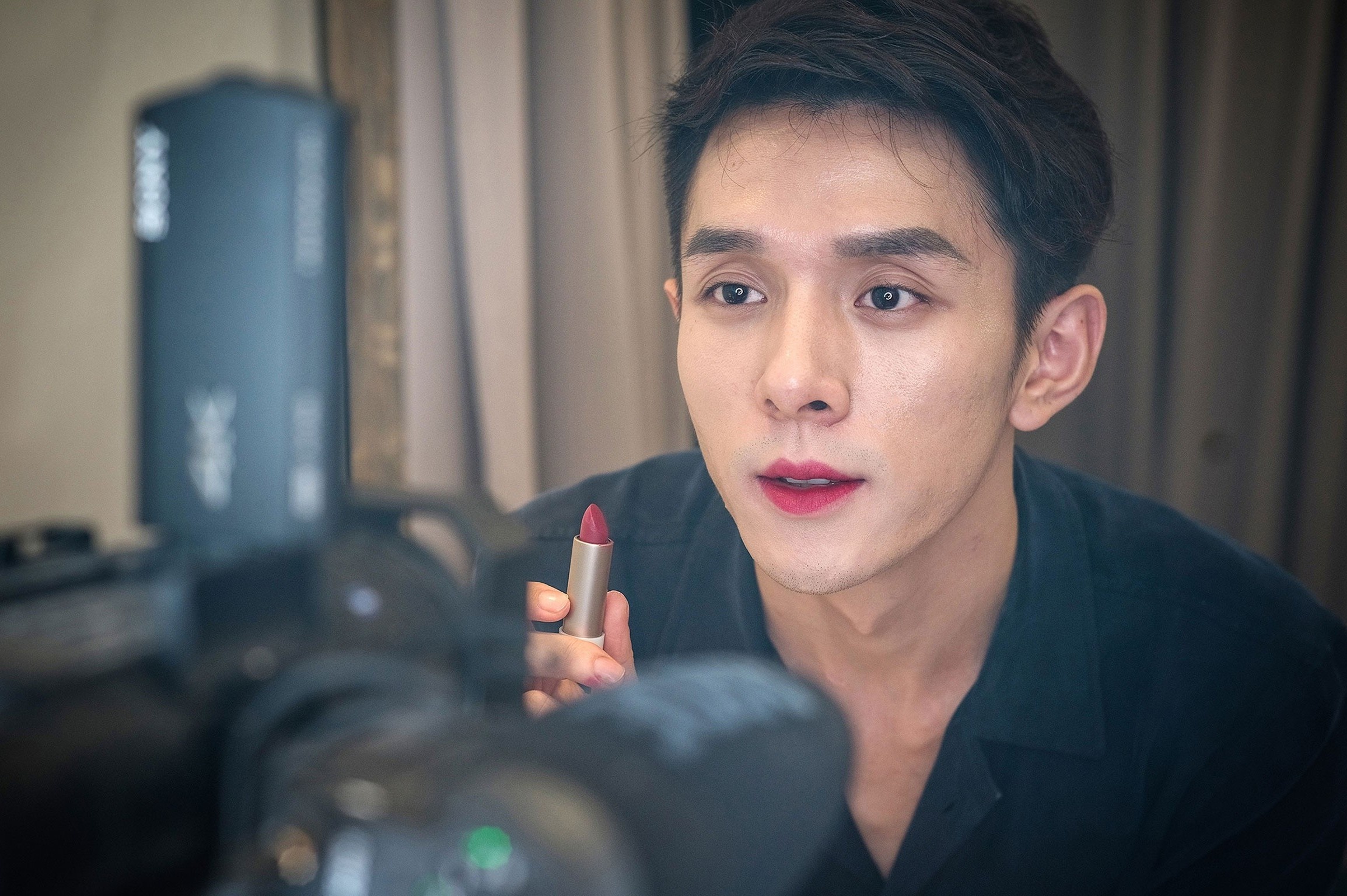 Nguoi dan ong Trung Quoc thu 380 thoi son trong 6 tieng livestream hinh anh