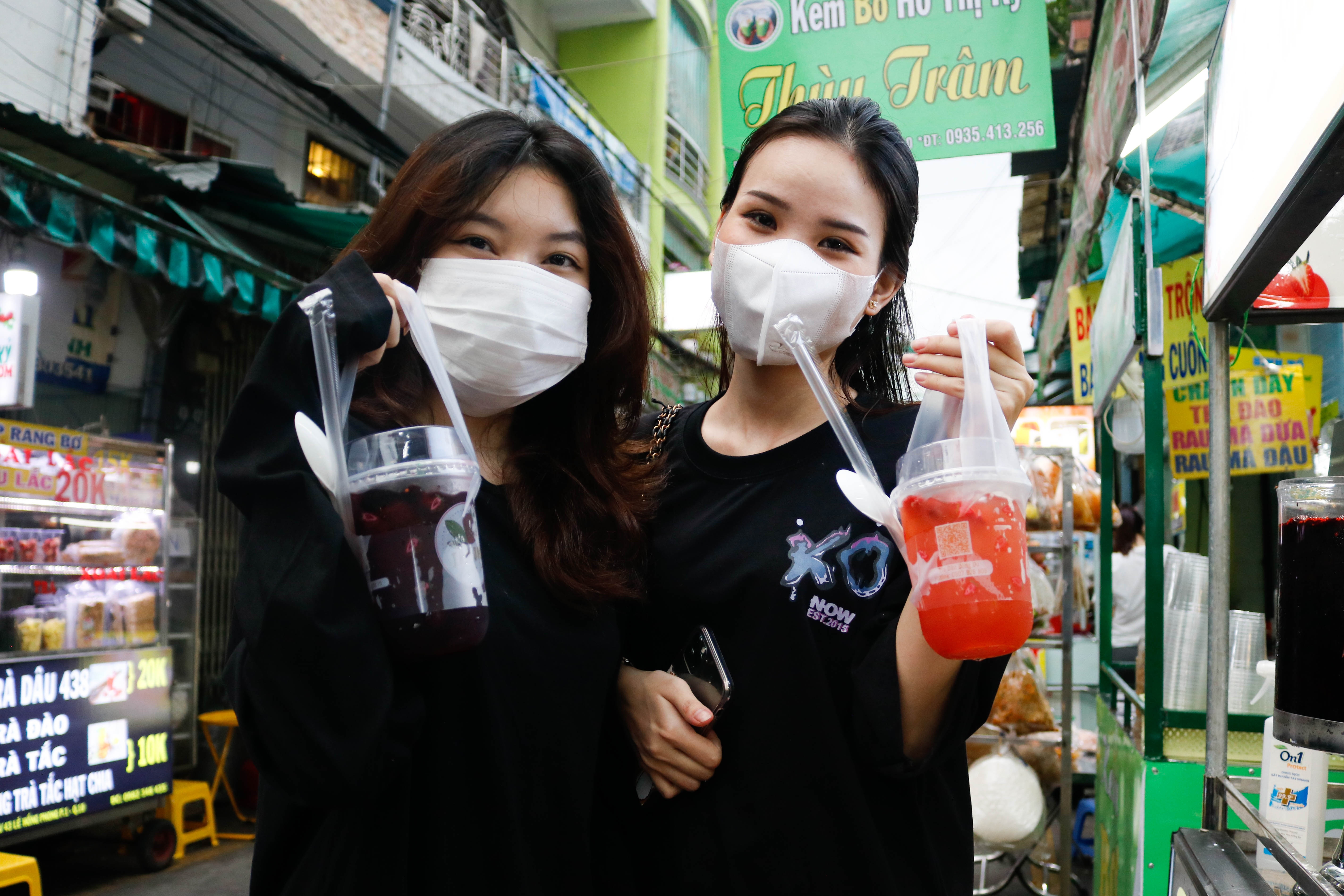 Chu quan an o pho am thuc Ho Thi Ky: 'Mung vi khach lai ngoi kin ban' hinh anh