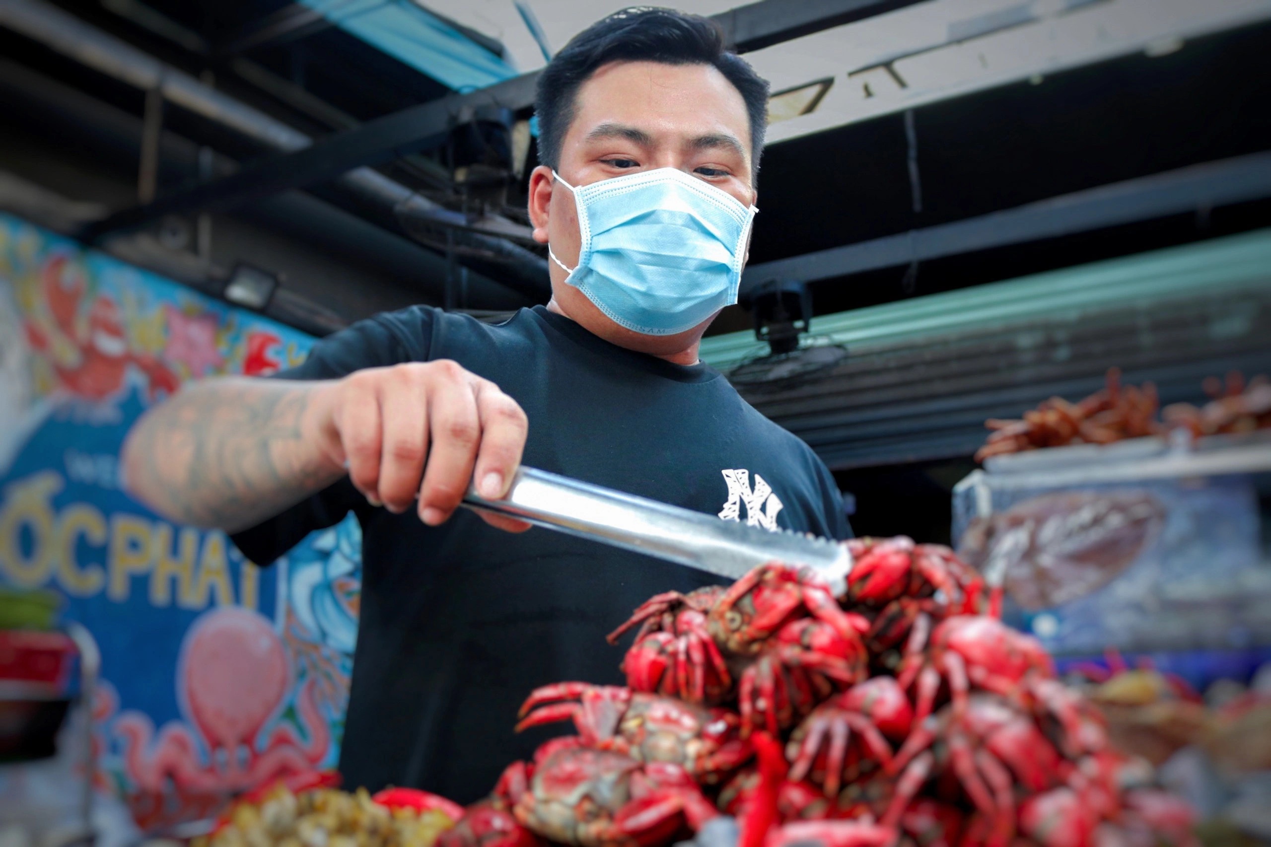 quan an thieu nhan vien anh 3