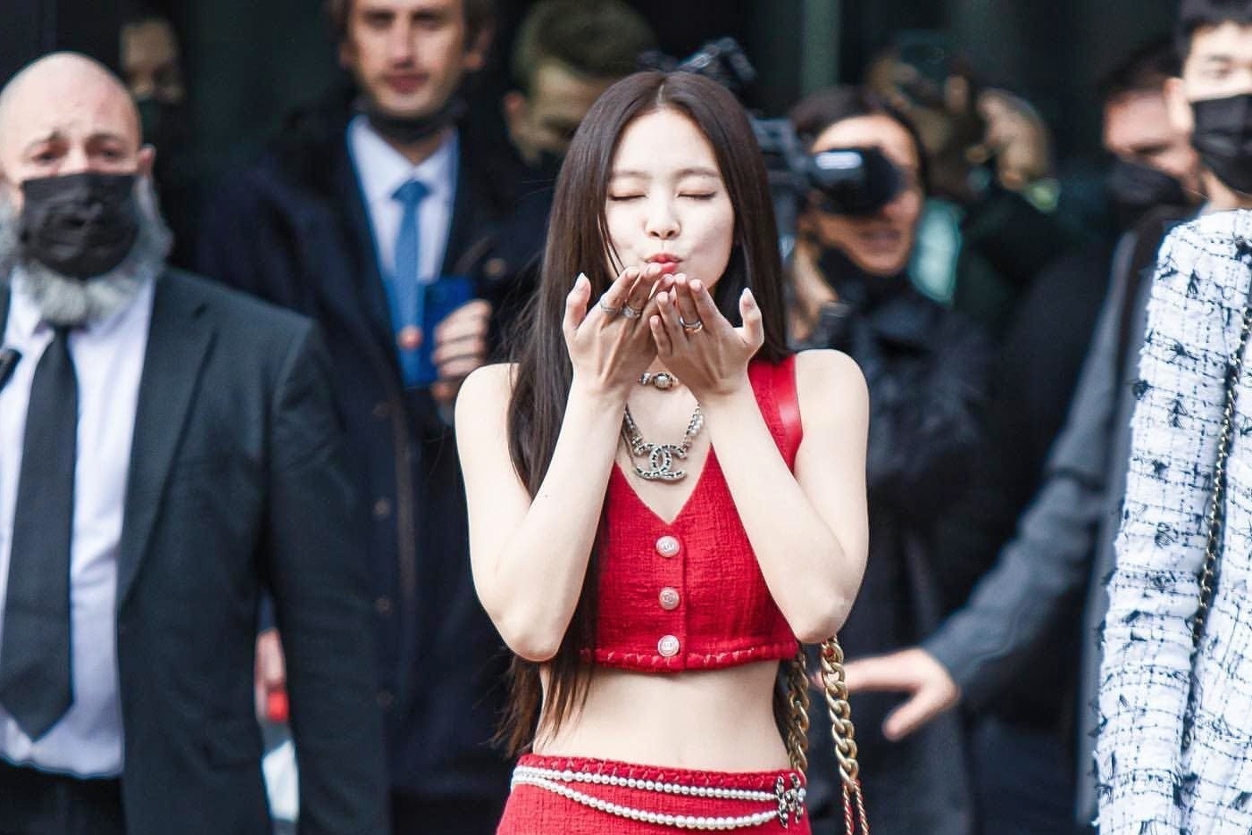 Phia sau loi moi an toi gia 30.000 USD voi Jennie hinh anh