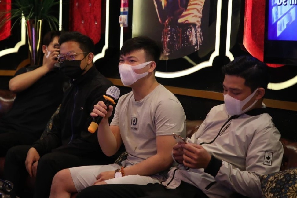 Quan karaoke mo tro lai, khach vua deo khau trang vua hat hinh anh