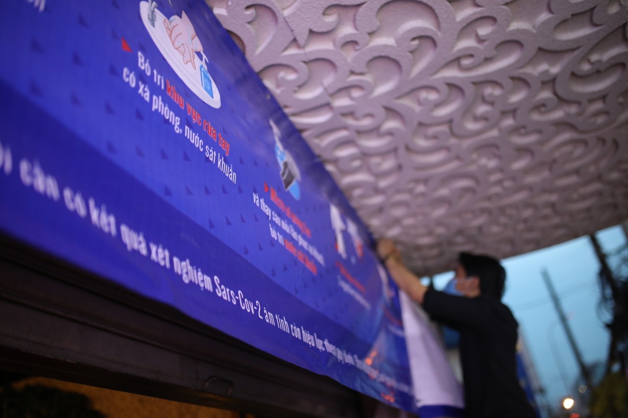 nhan vien quan bar tphcm anh 1