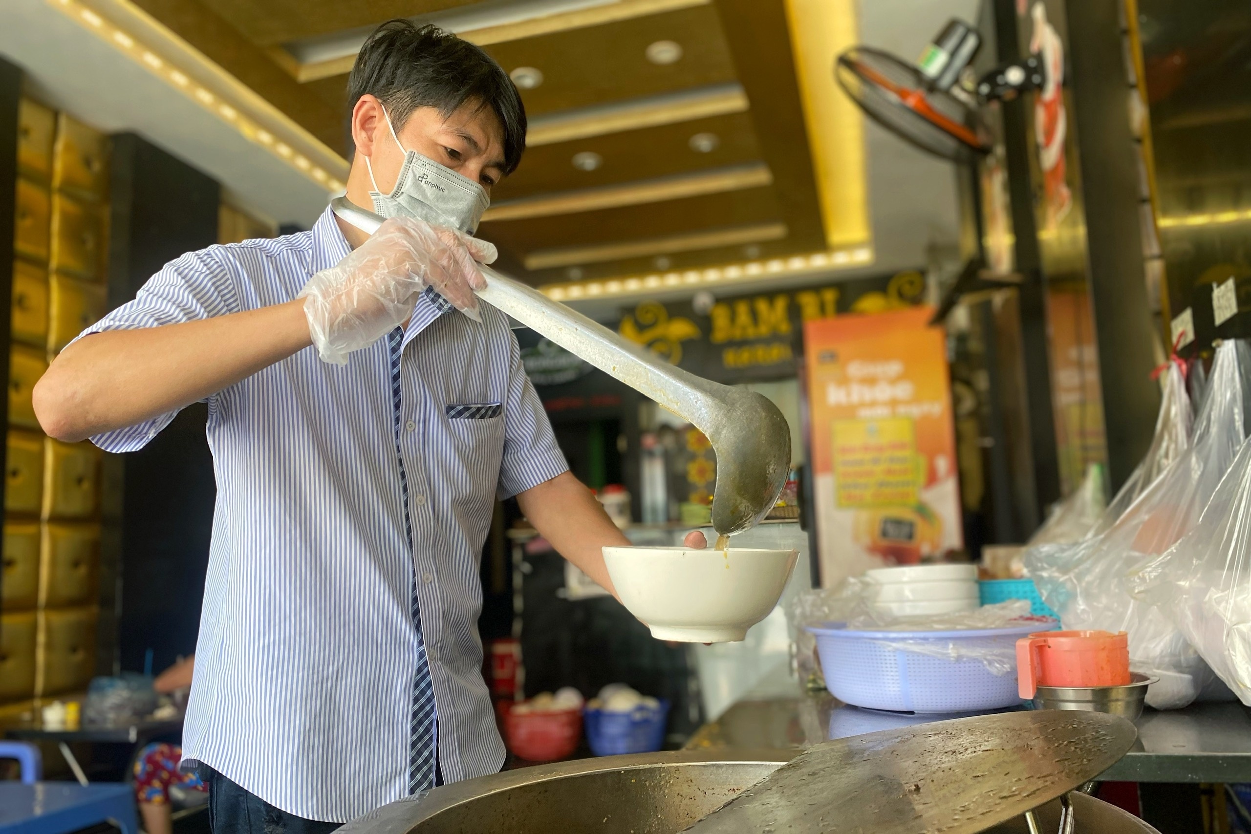 nhan vien quan bar tphcm anh 3