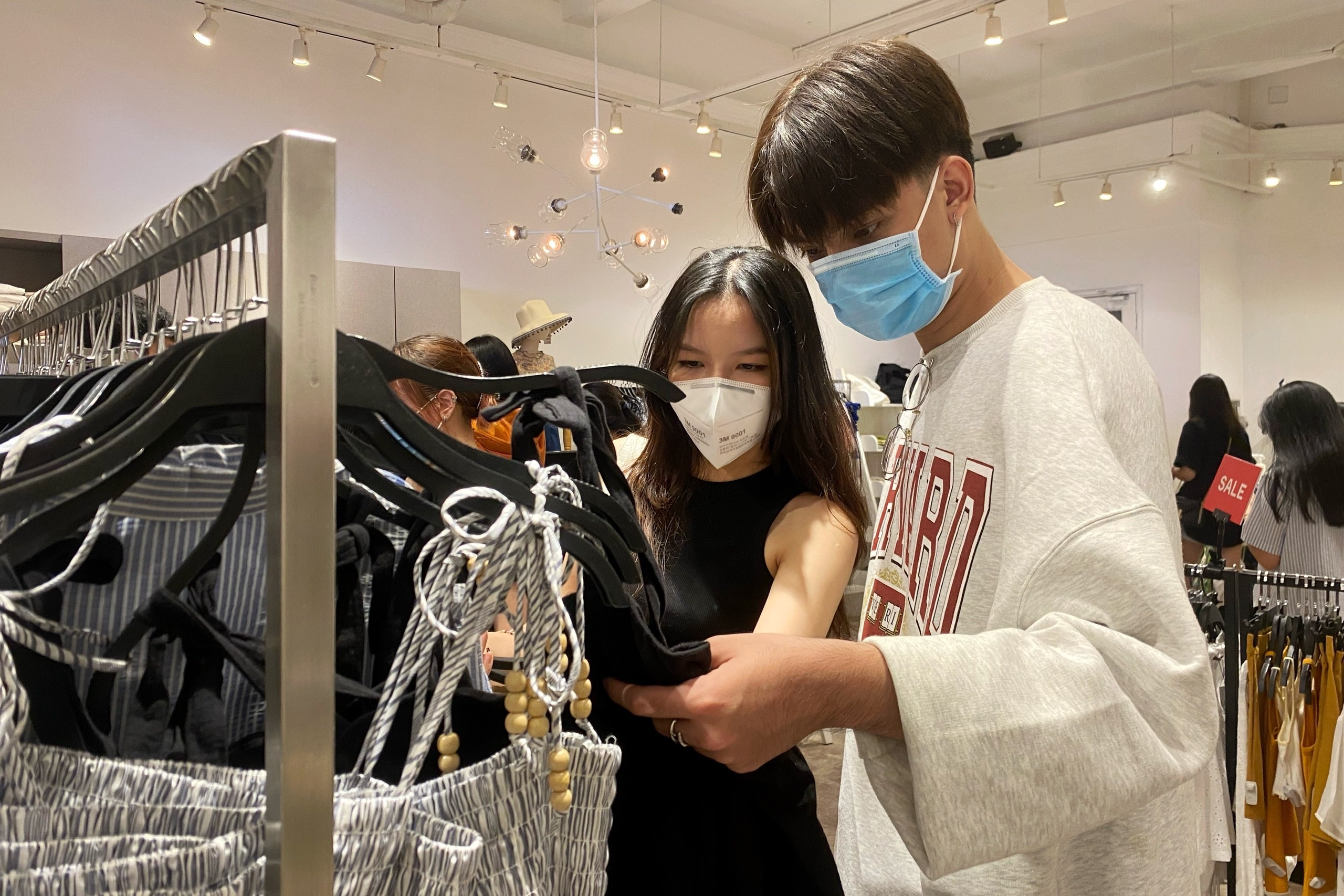 dua ban gai di mua sam black friday anh 2