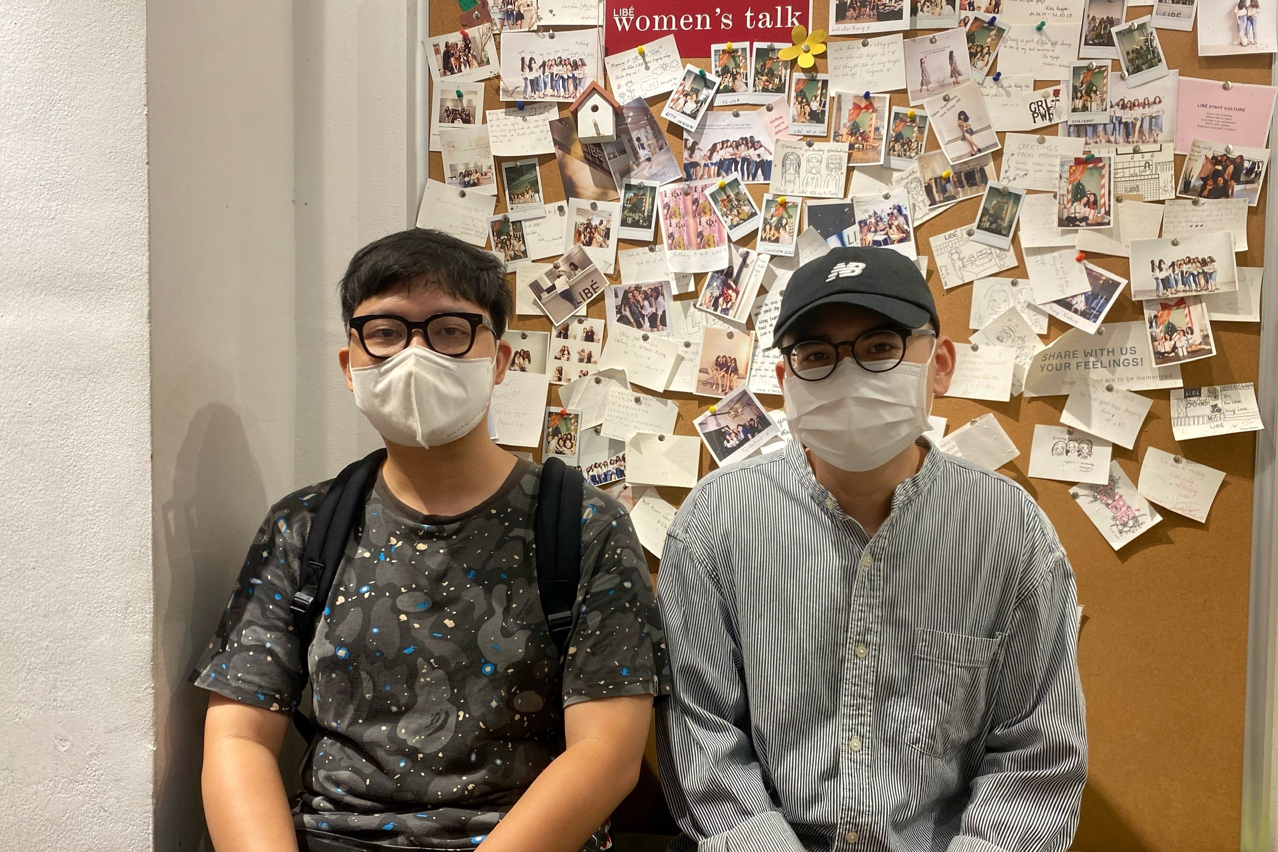 dua ban gai di mua sam black friday anh 3