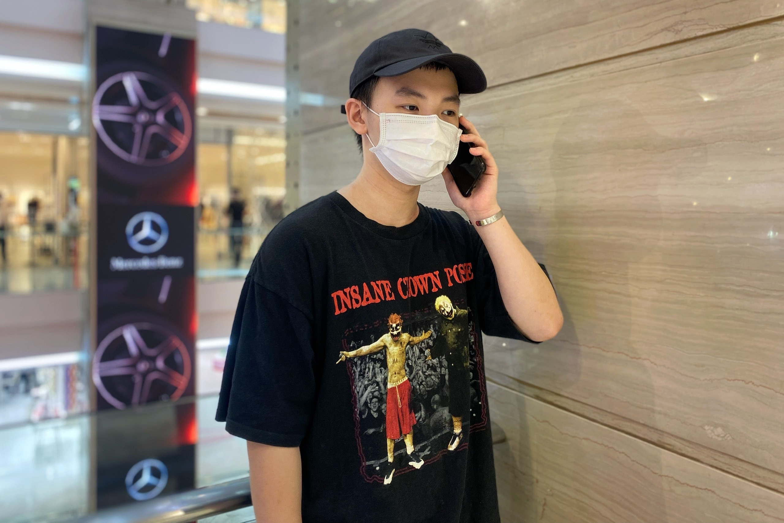 dua ban gai di mua sam black friday anh 1