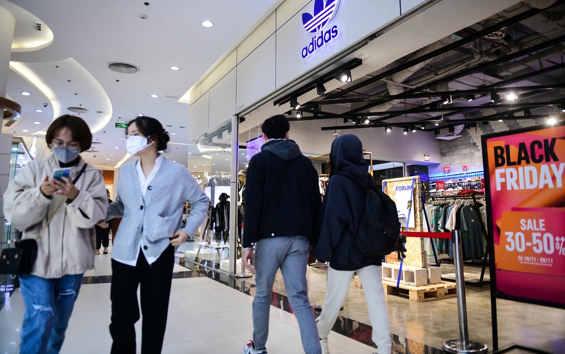 Khong sam quan ao, nhieu nguoi mua sach, khoa hoc dip Black Friday hinh anh
