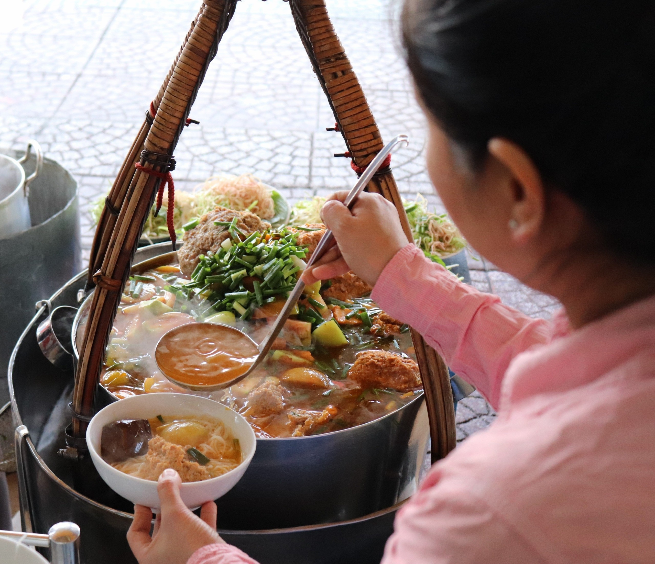 quan an dong cua sau dich anh 1