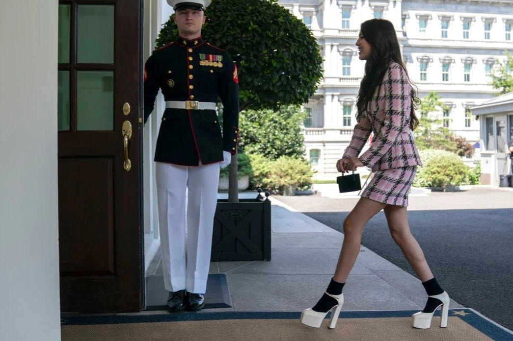 Su tro lai cua giay cao got hau dai dich hinh anh