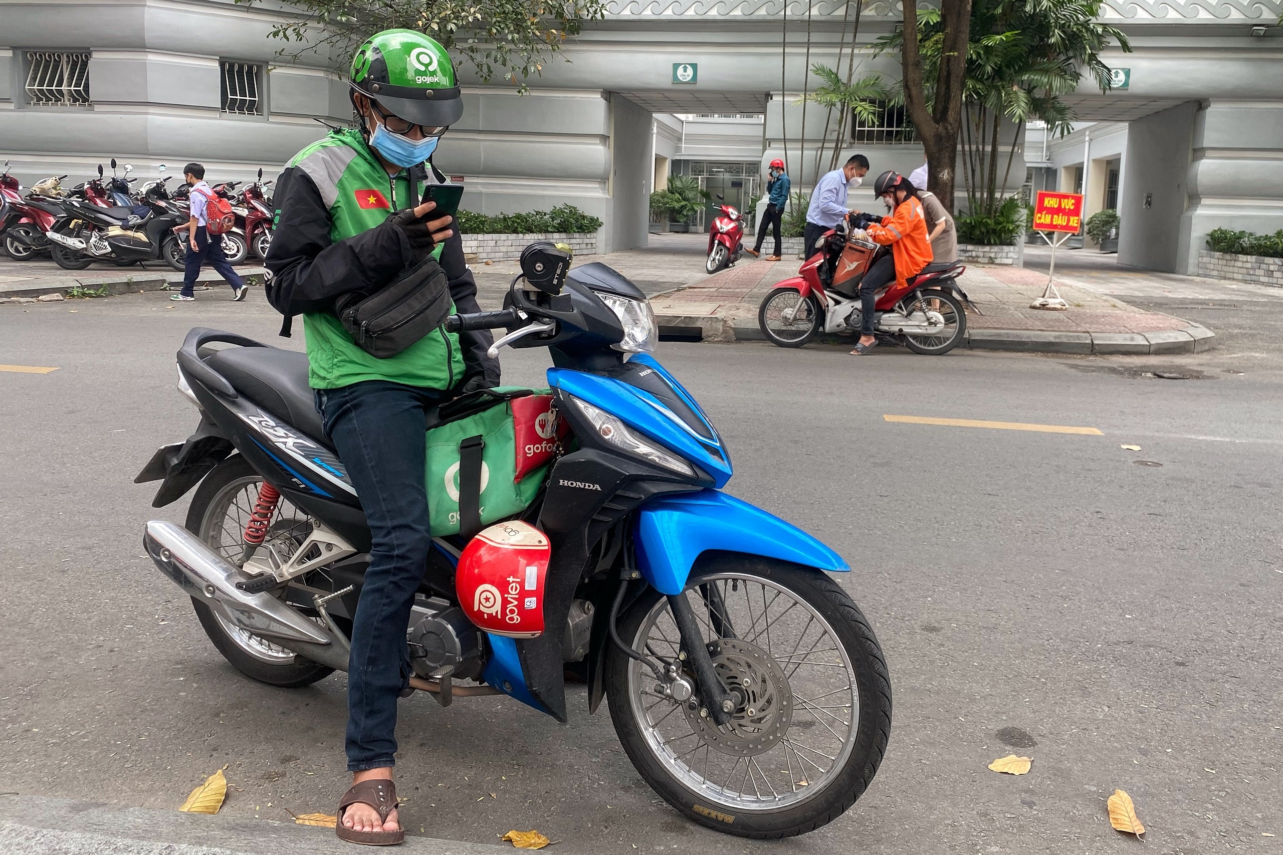 shipper giao đồ ăn cho dân văn phòng ảnh 3 shipper giao do an cho dan van phong anh 3