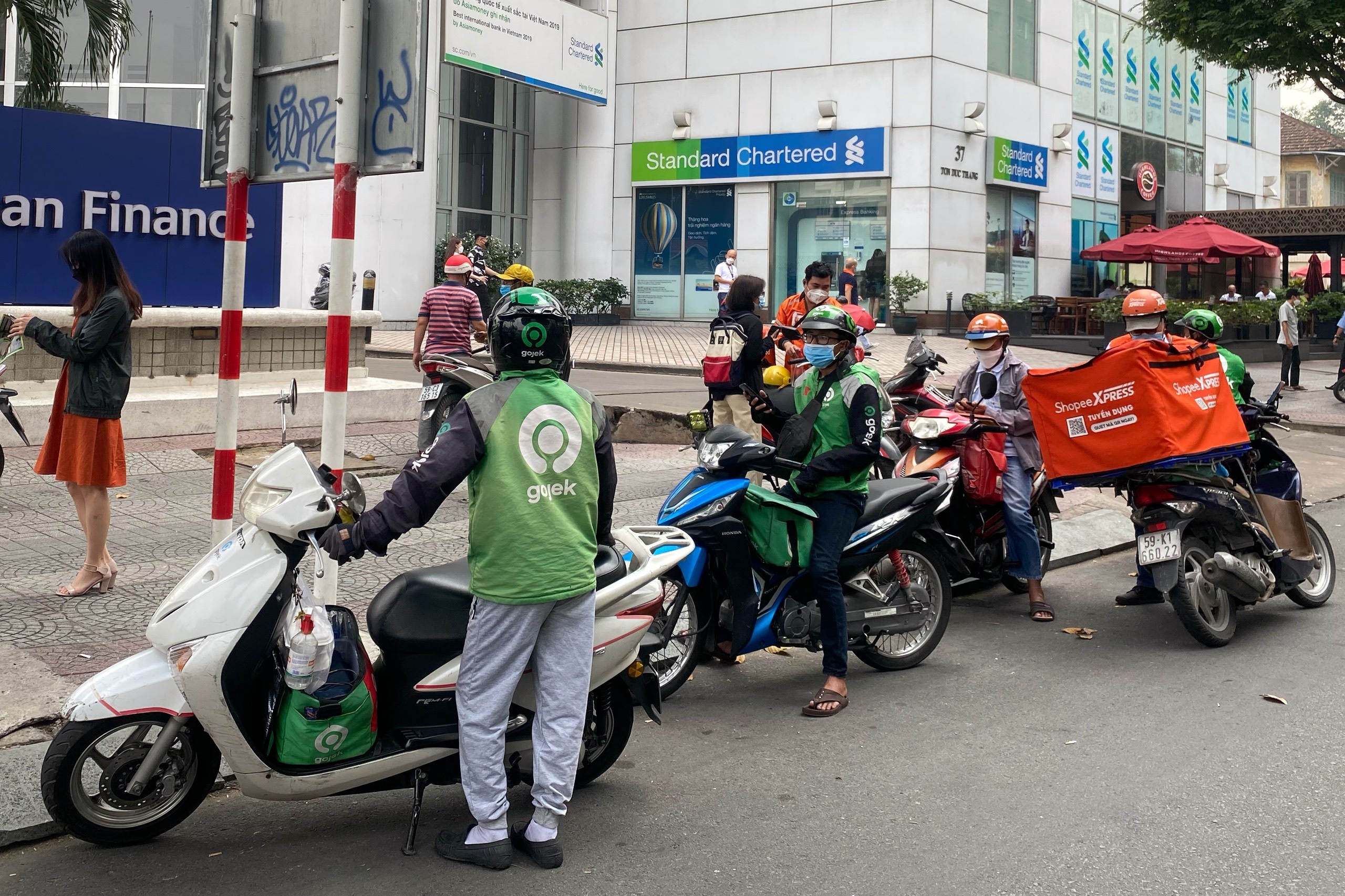 shipper giao đồ ăn cho dân văn phòng ảnh 5 shipper giao do an cho dan van phong anh 5