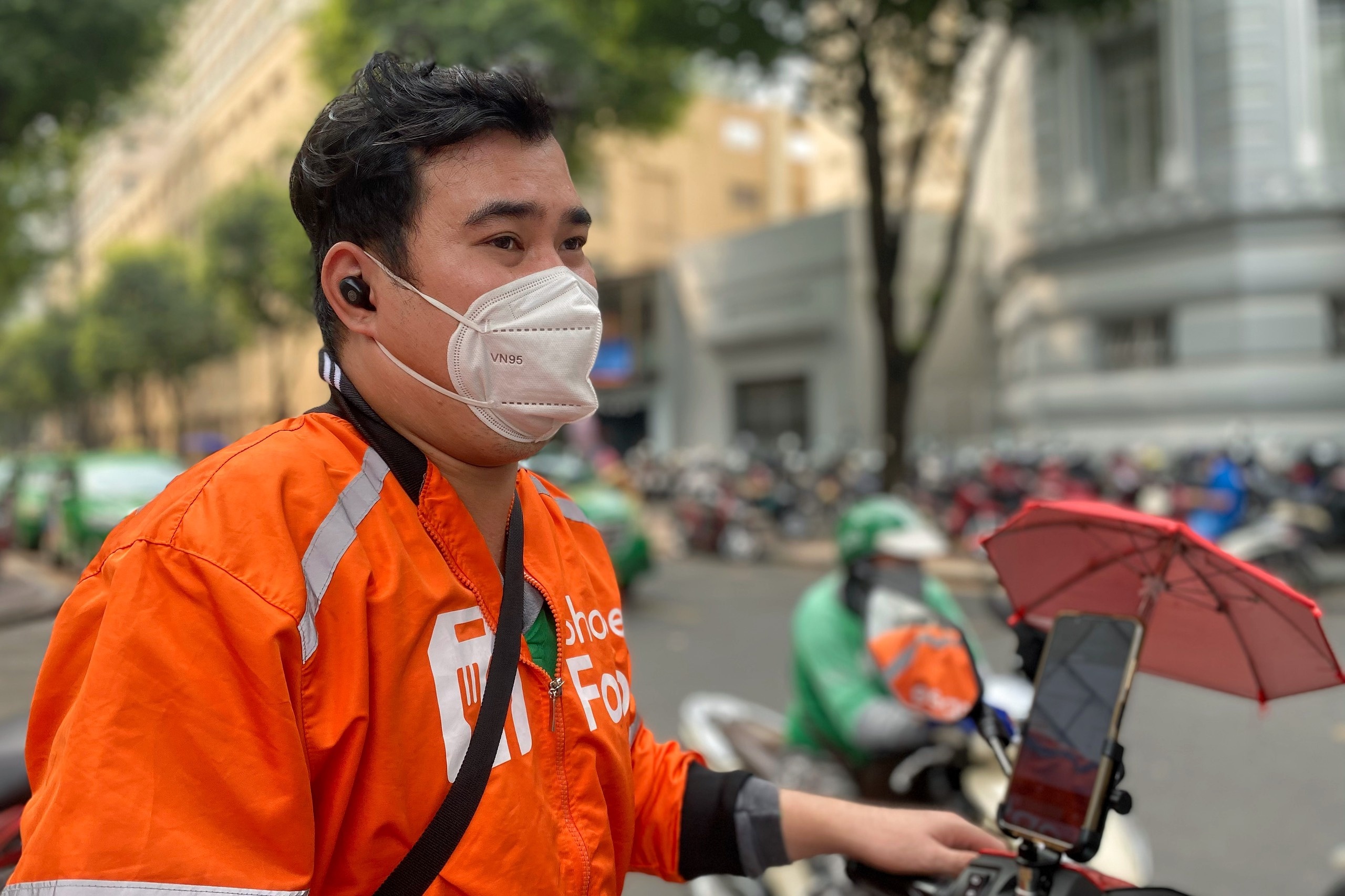 shipper giao do an cho dan van phong anh 6