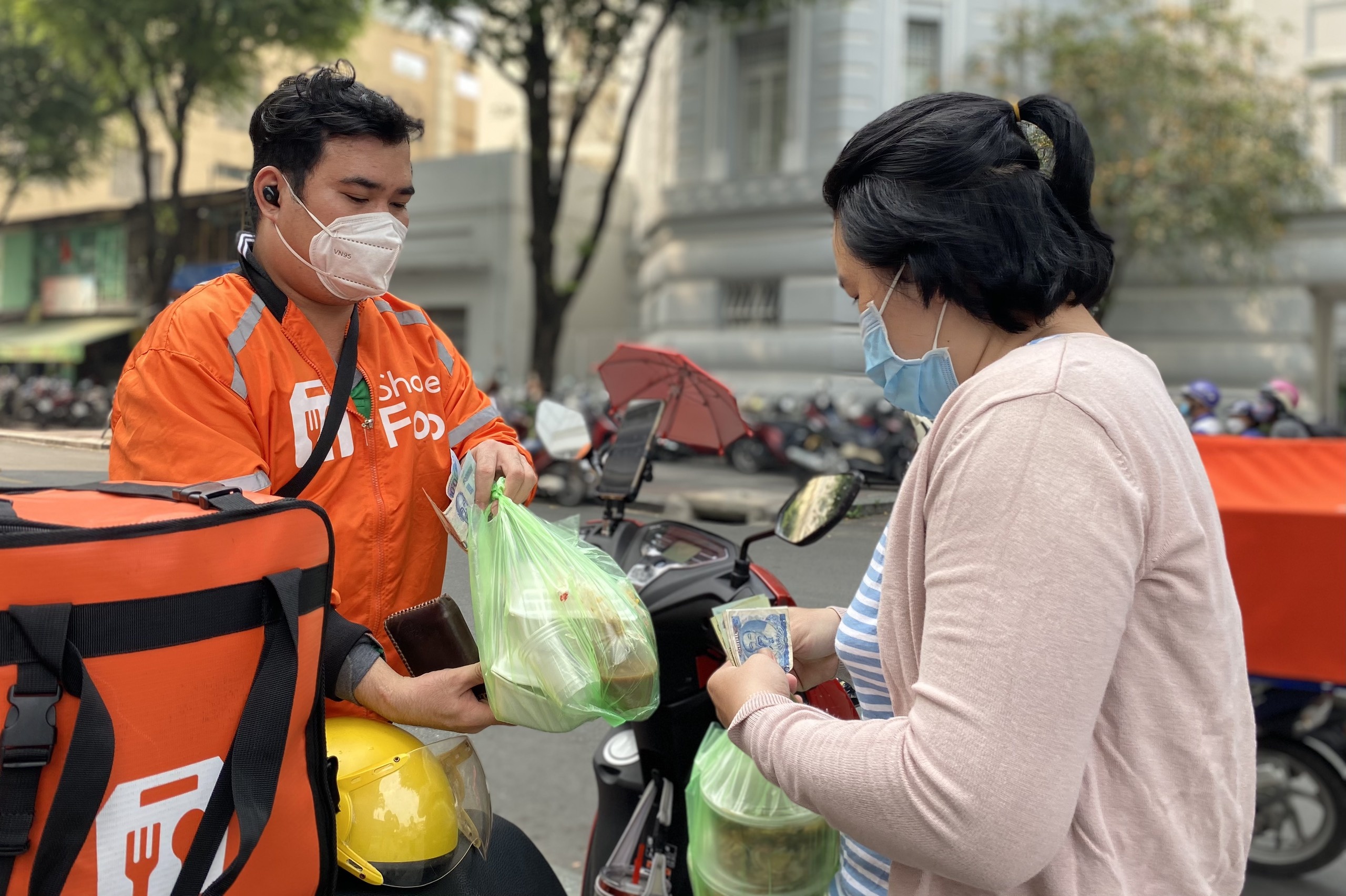 shipper giao đồ ăn cho dân văn phòng ảnh 1 shipper giao do an cho dan van phong anh 1