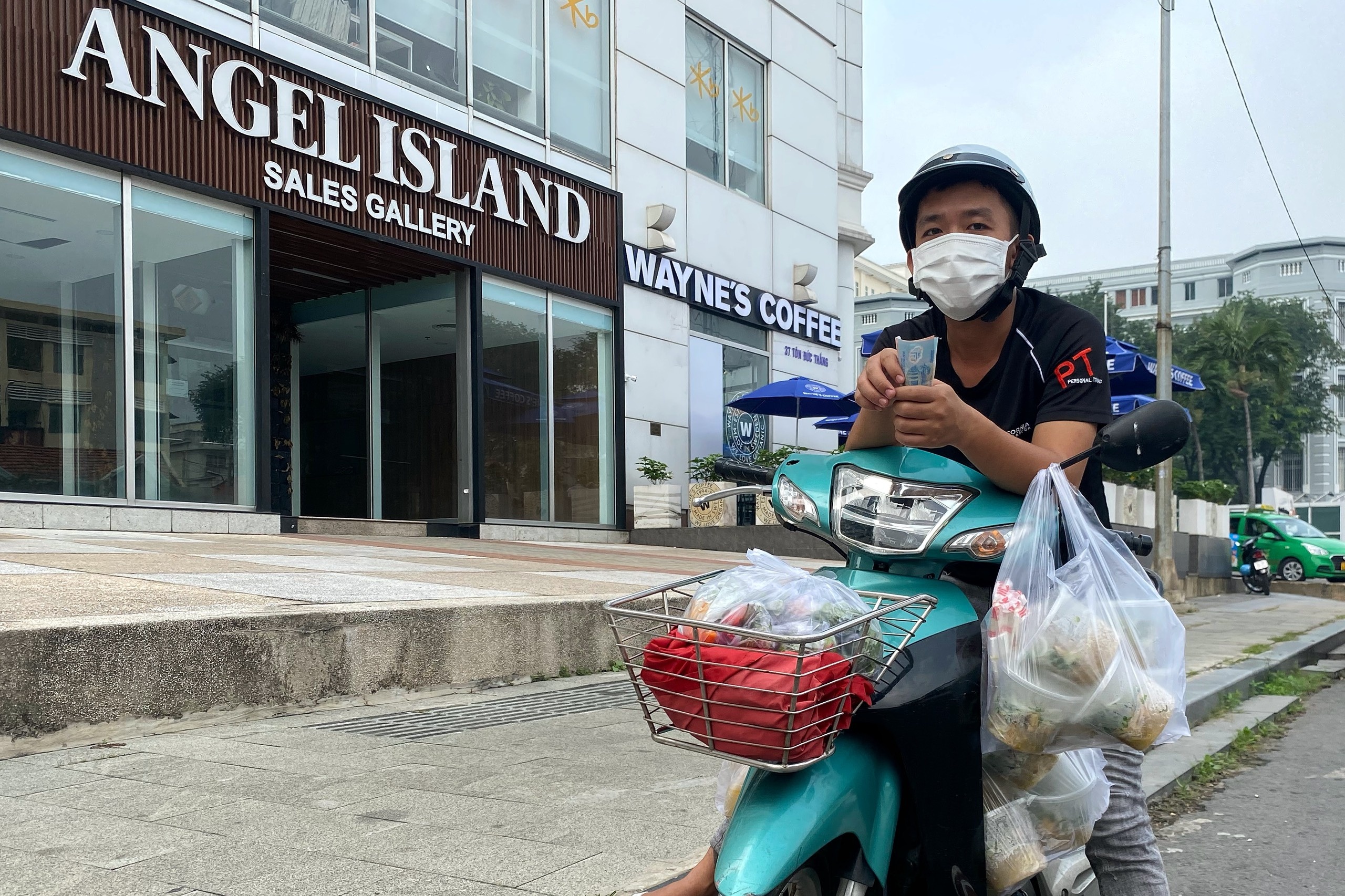 shipper giao đồ ăn cho dân văn phòng ảnh 2 shipper giao do an cho dan van phong anh 2