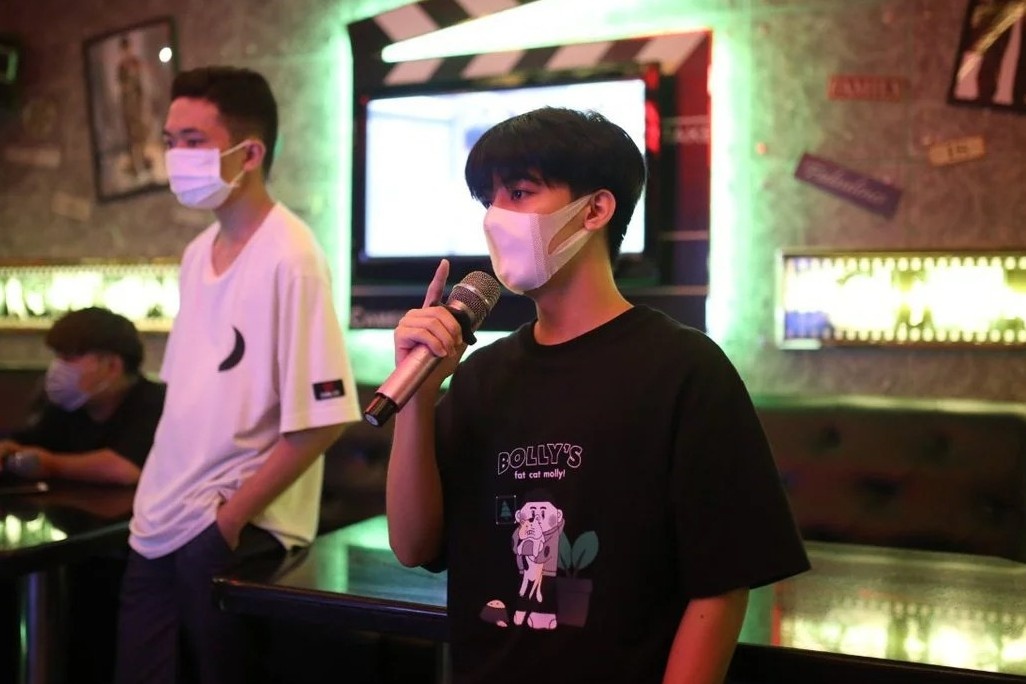 Nam 'nam im' cua nhan su nganh karaoke, bar, dich vu hinh anh